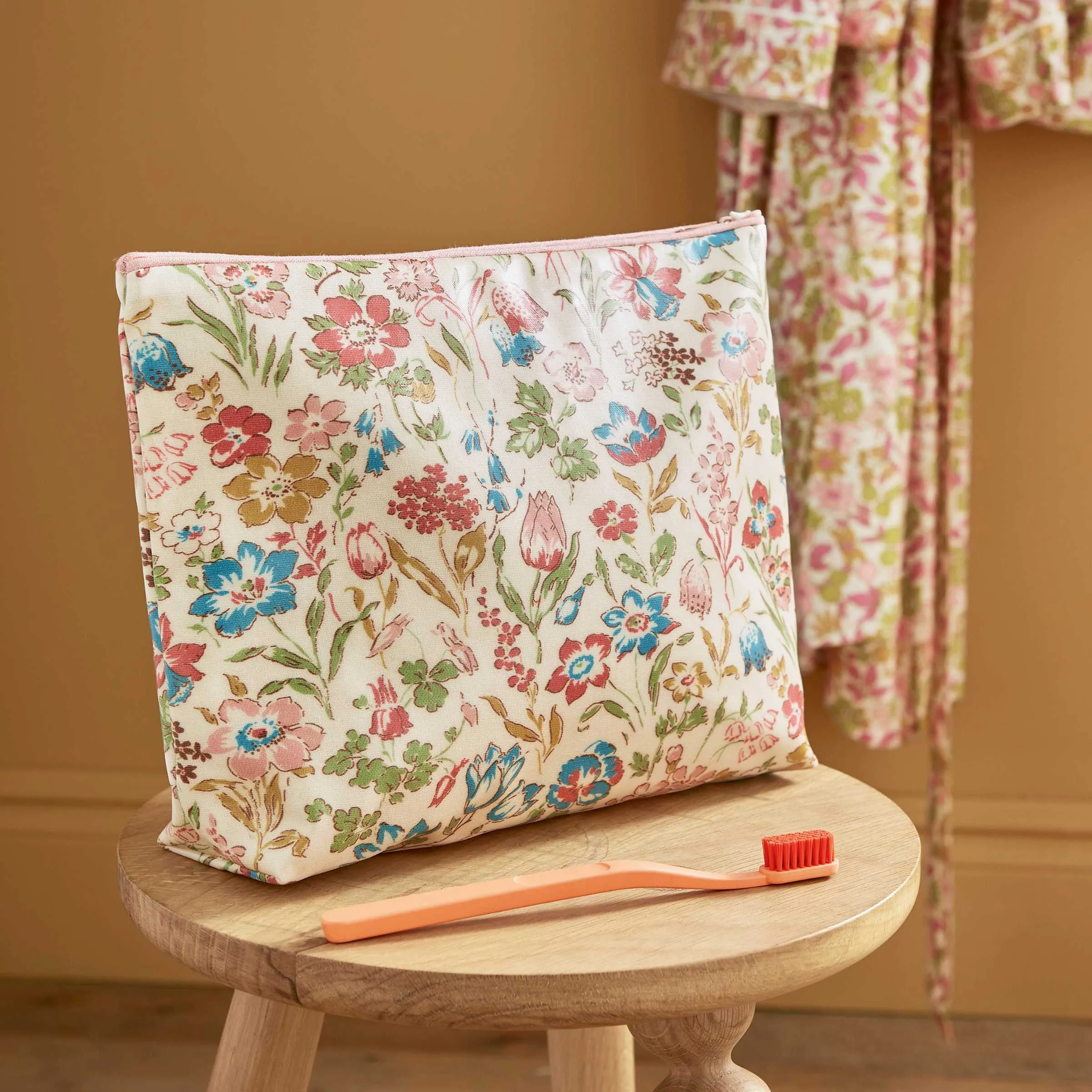 Land & Shore Meadowsweet Bathroom Wash Bag - Large, Multi