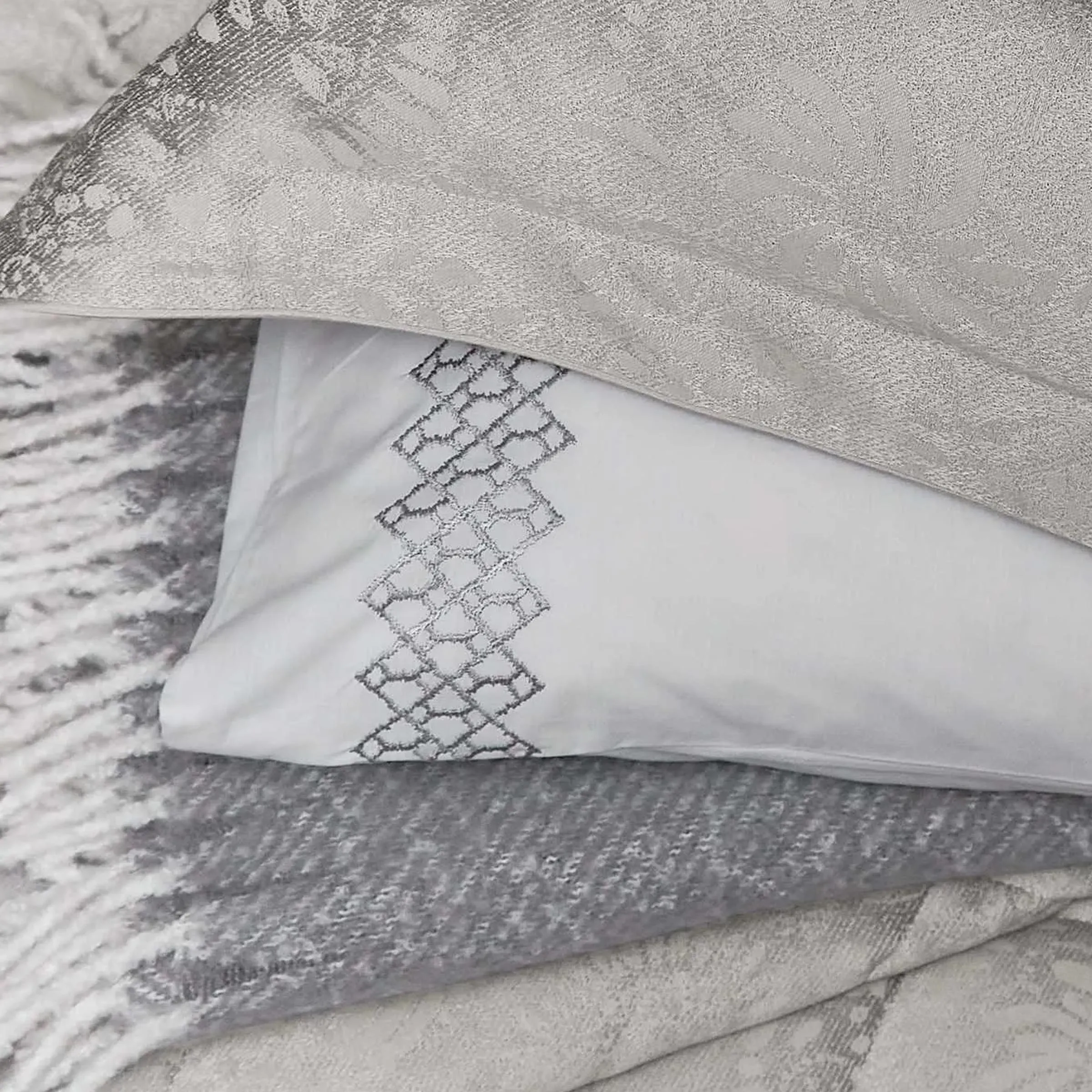  Kina Pair of Standard Pillowcases, Silver