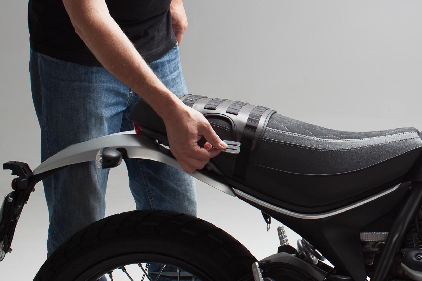  SW-Motech S-hooks per borse laterali Legend Gear - Alluminio. Argento anodizzato. In coppia., argento